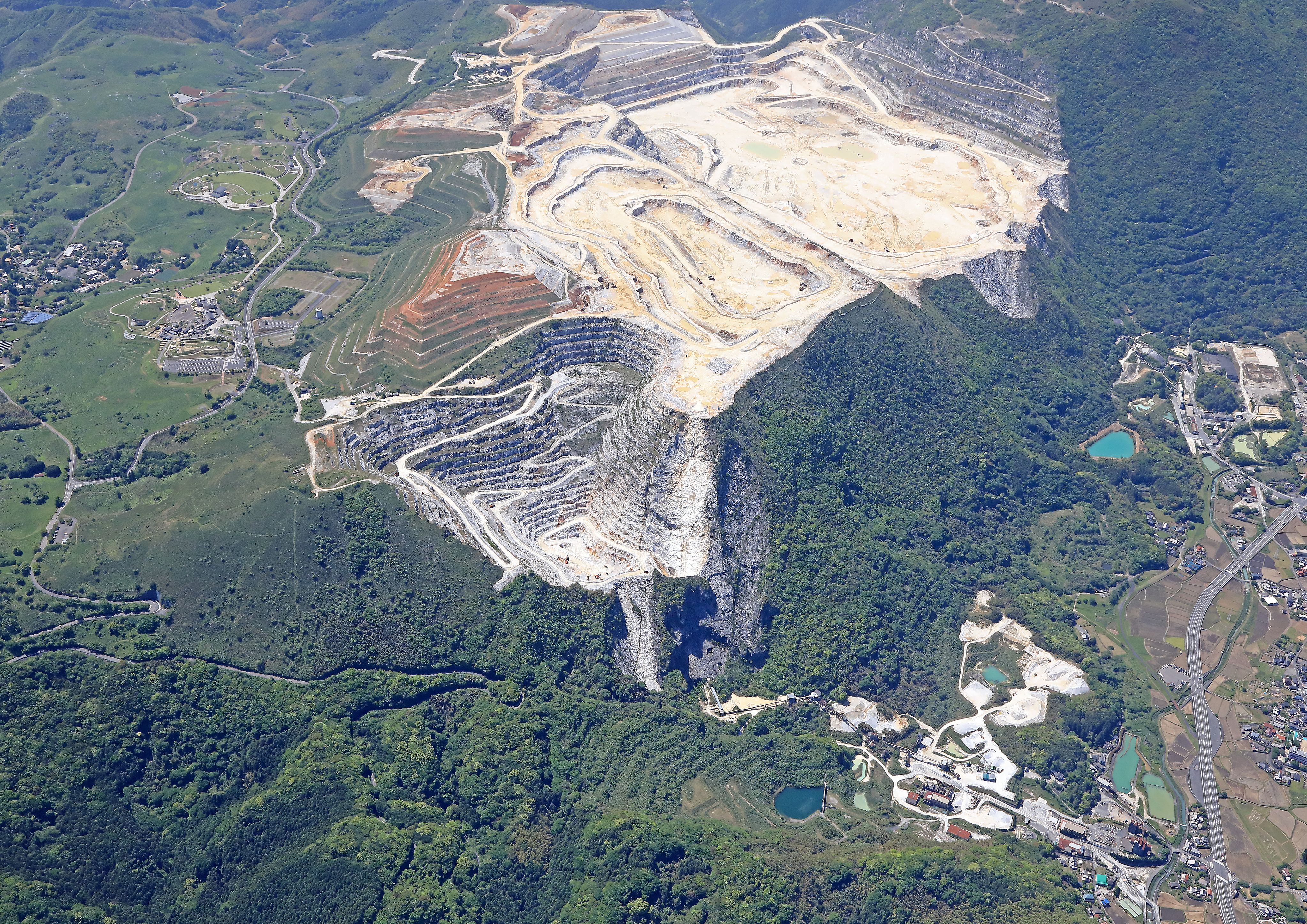 石灰石の採掘現場です