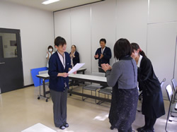 職員間投票で優良な職員に褒賞を行う。