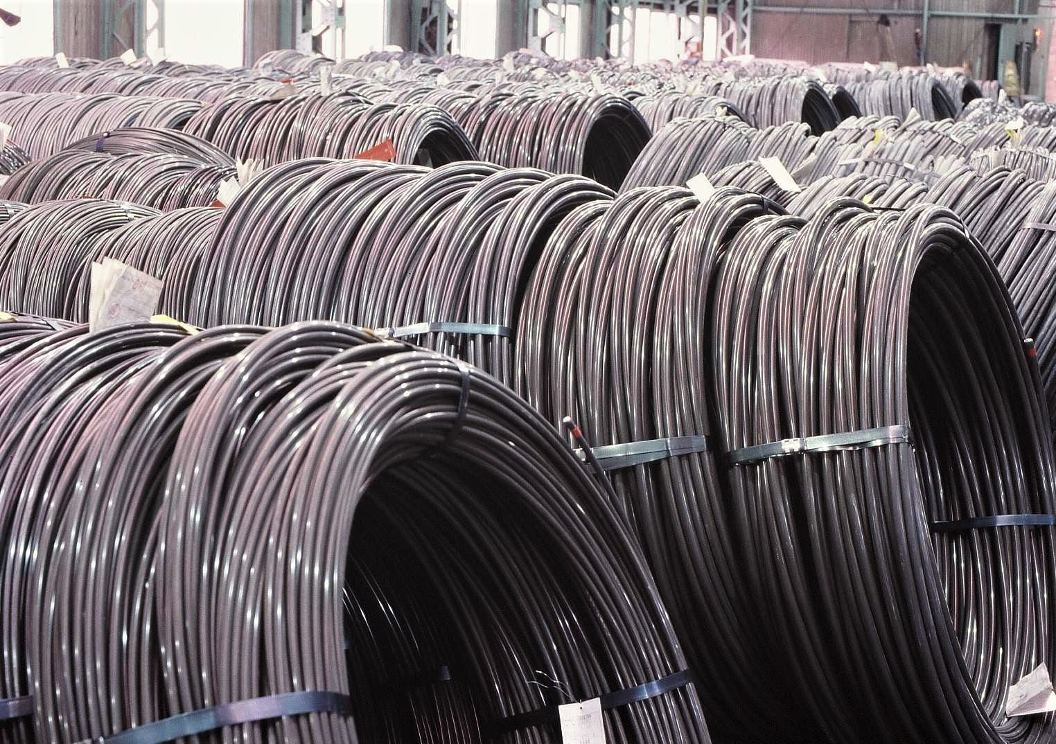 ボルトやナットの部品に加工される鋼を束ね