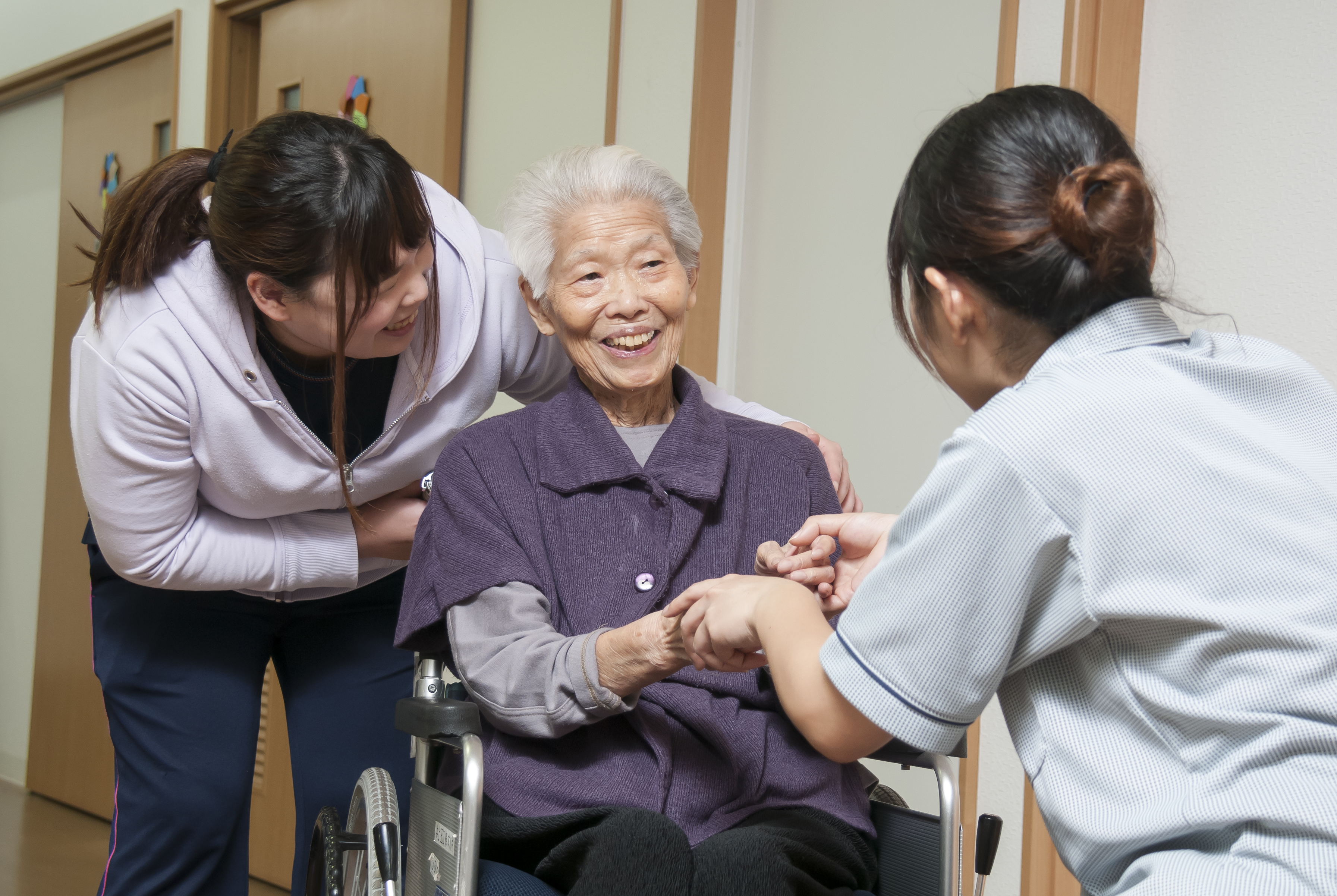 入居者の方の介護を行います