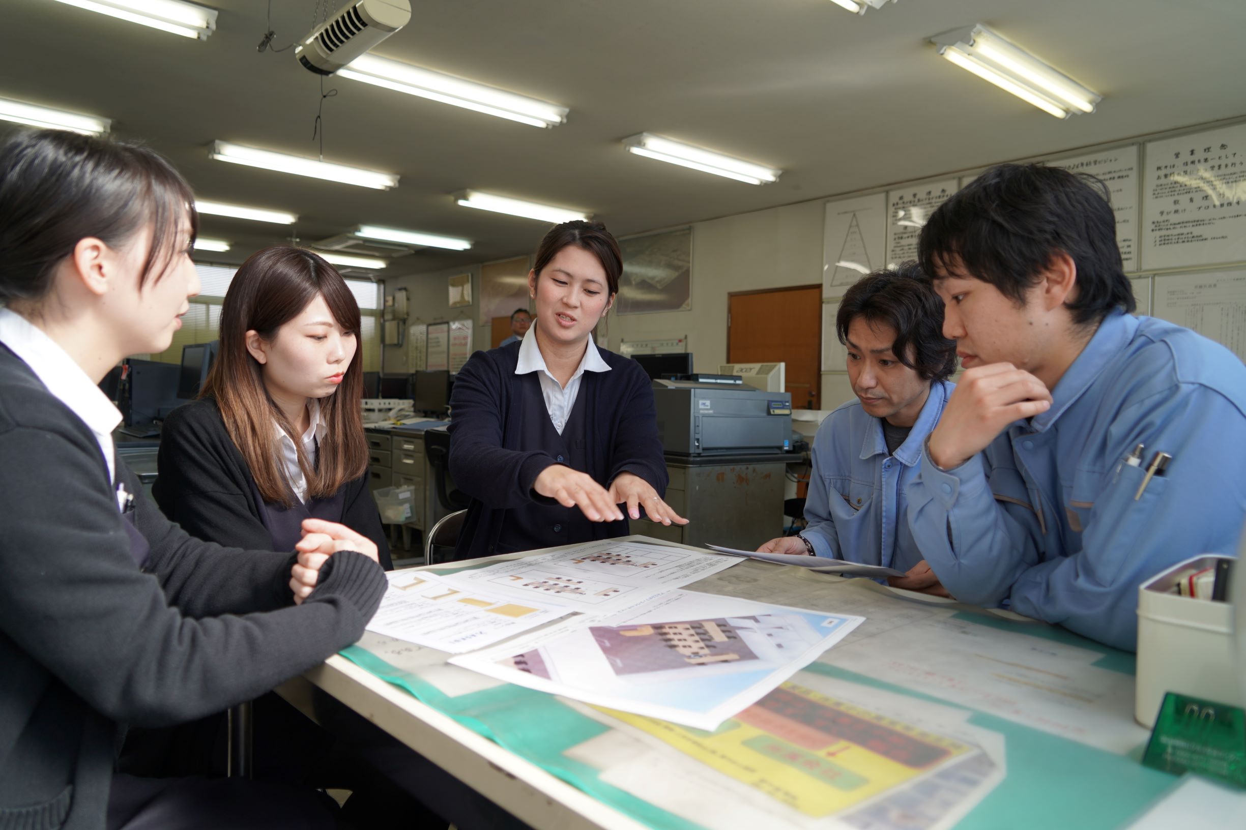 事務職の仲間と職場環境作りミーティング中