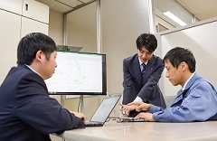 開発作業中の一コマ。若手も大活躍中！