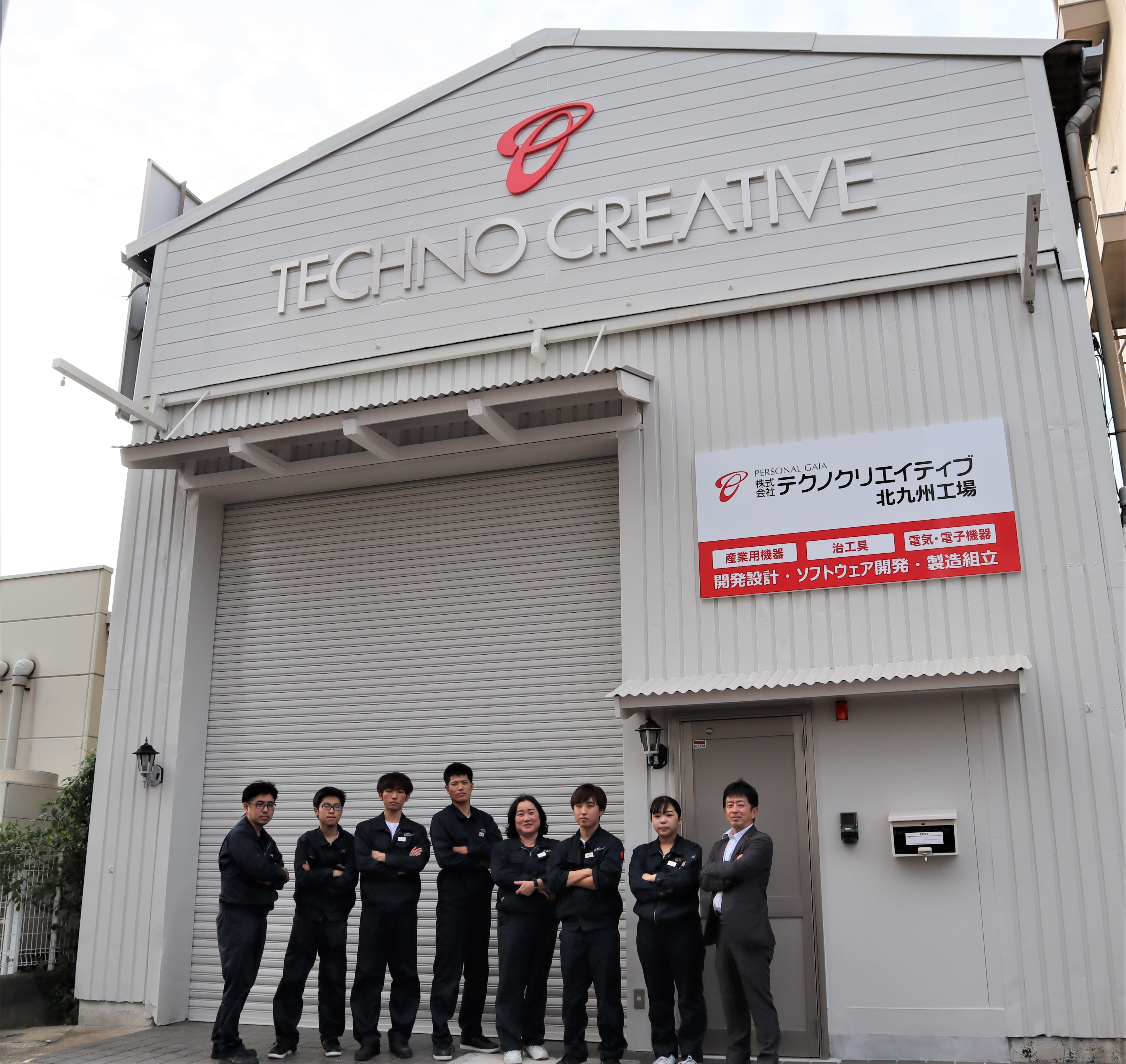 北九州工場の立ち上げメンバーの集合写真