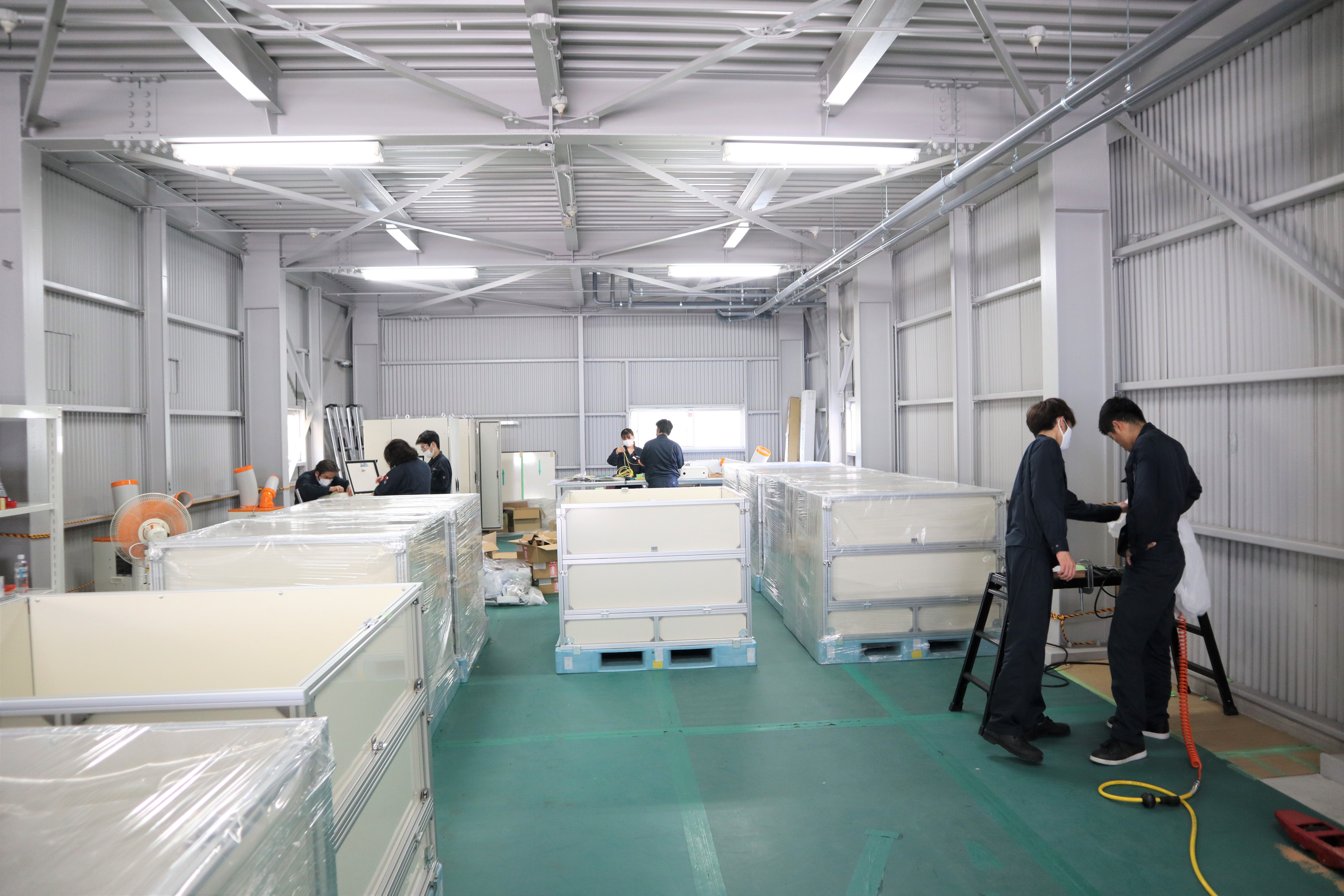 工場内の作業風景