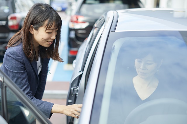 お客様へ丁寧な商品説明を行います。