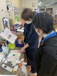 支援現場。相手にわかるように伝えます。