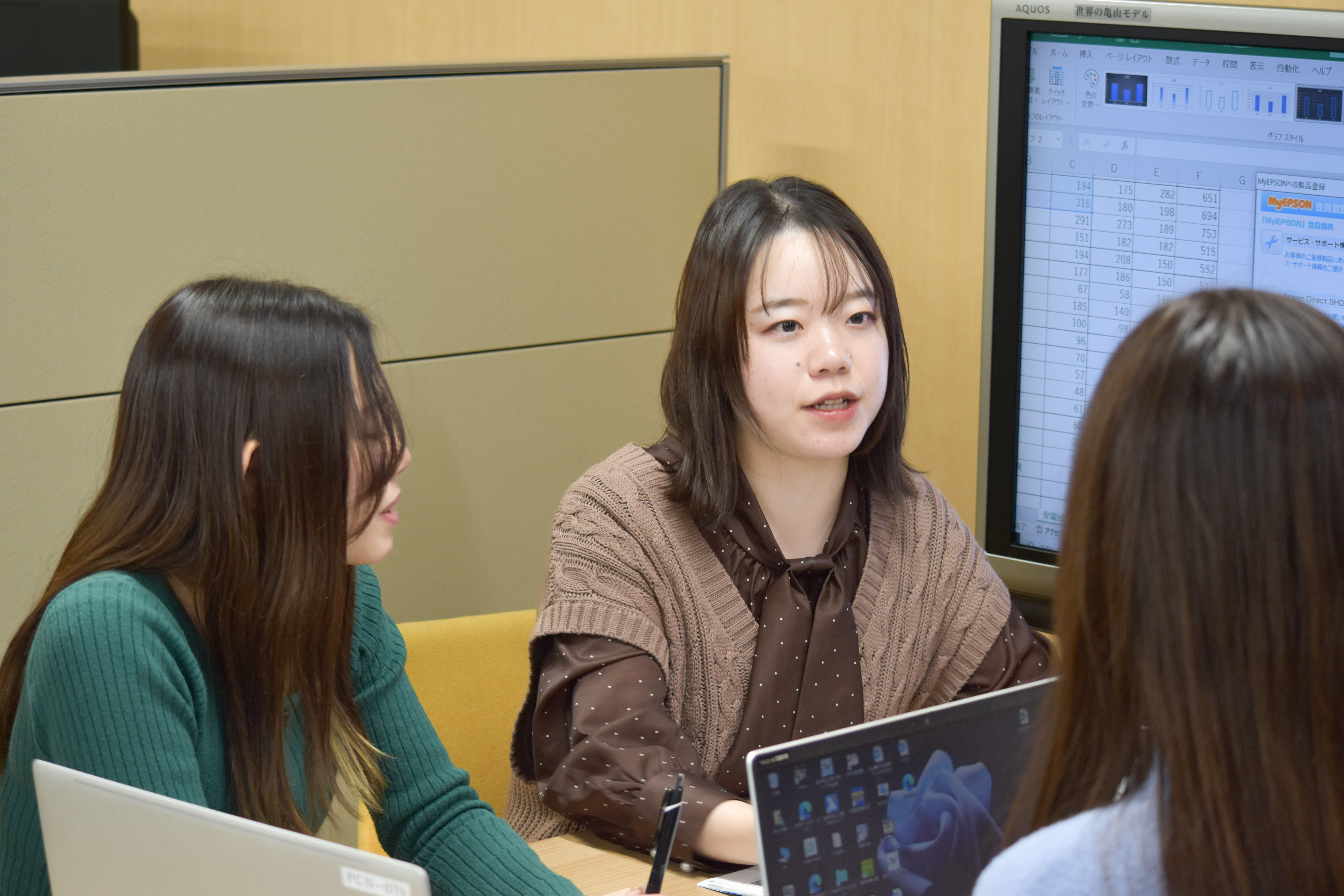 若手社員の会議の様子です