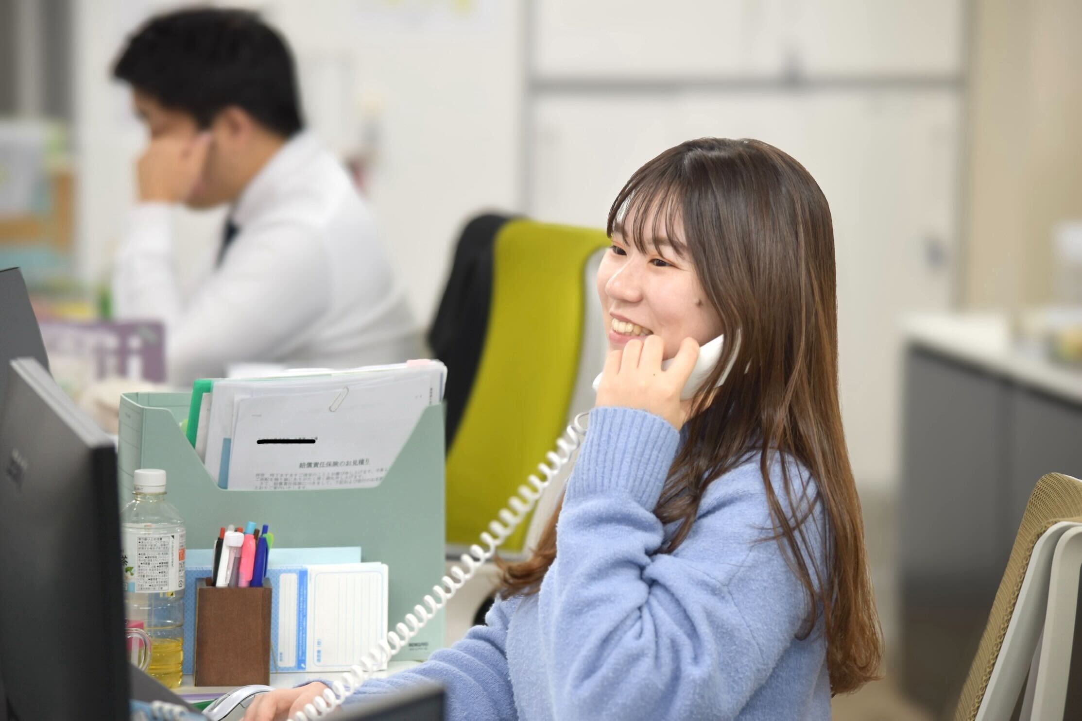 電話対応をする社員の様子です