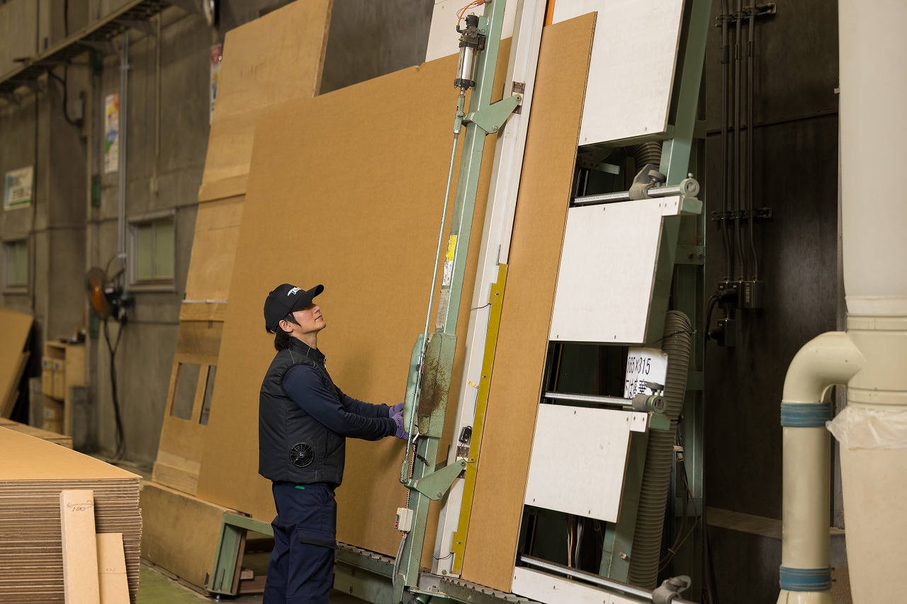 機械を使って強化ダンボールを切断します
