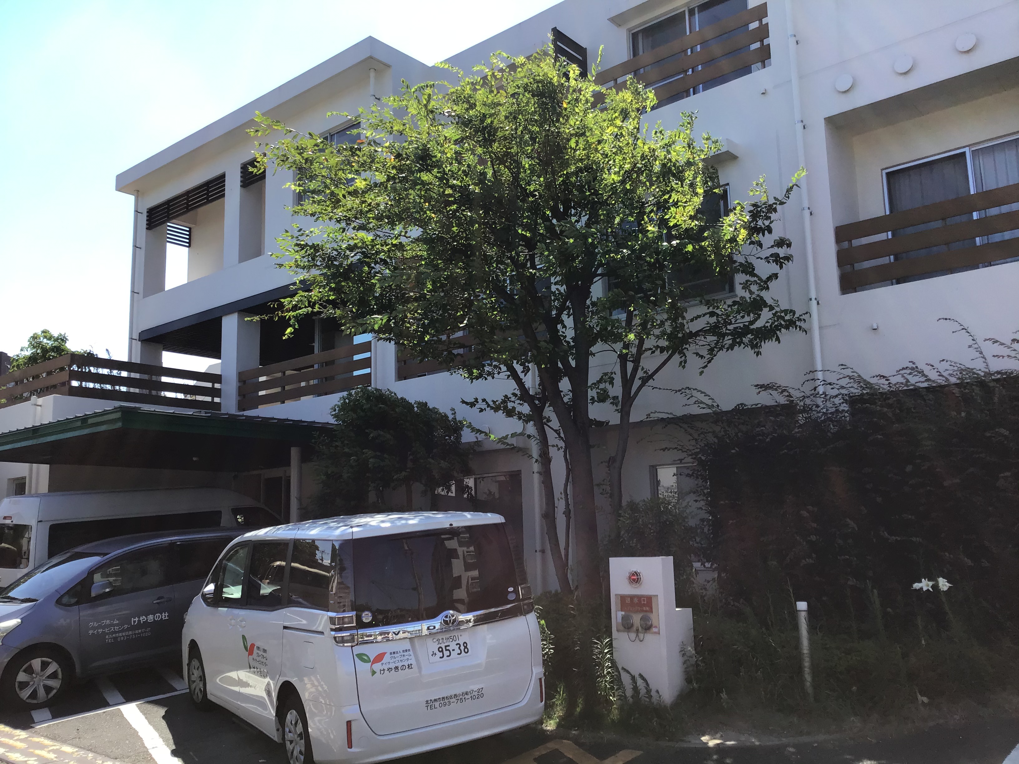 静かな住宅街に建っています。