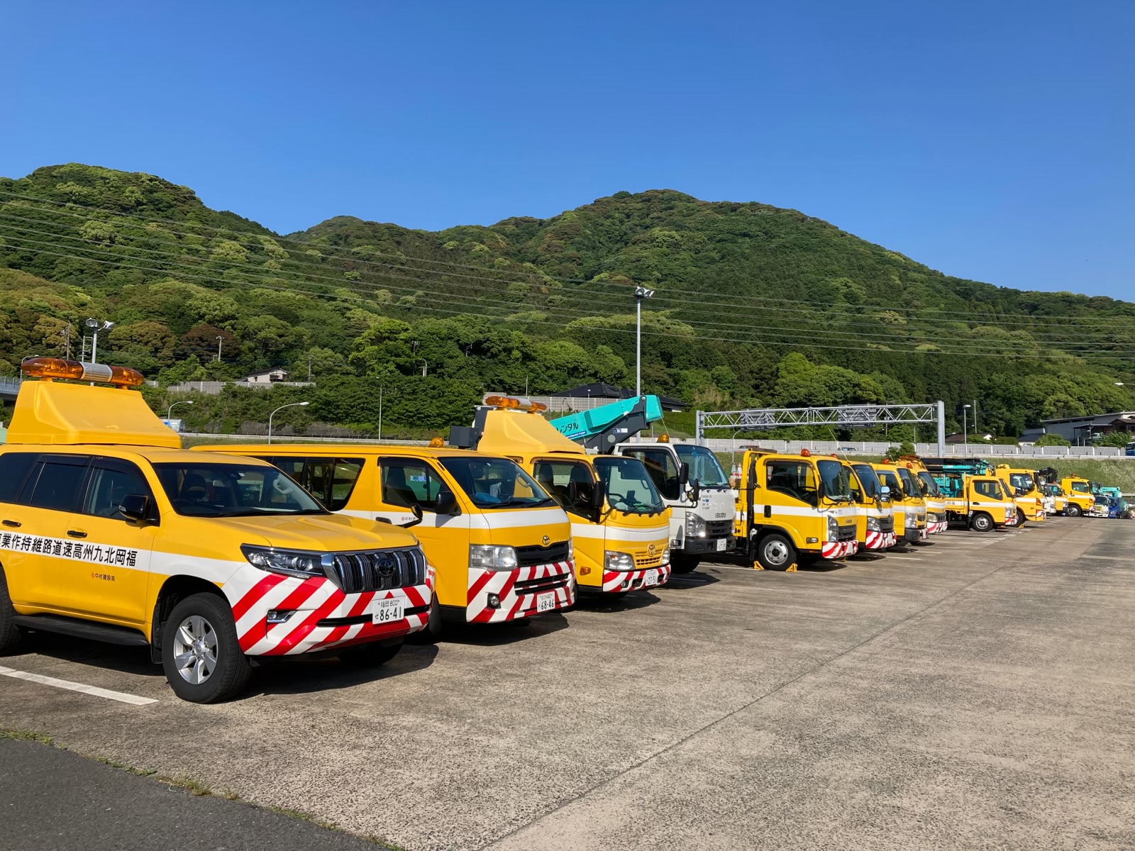 黄色い車で、有料道路の安全を守っています