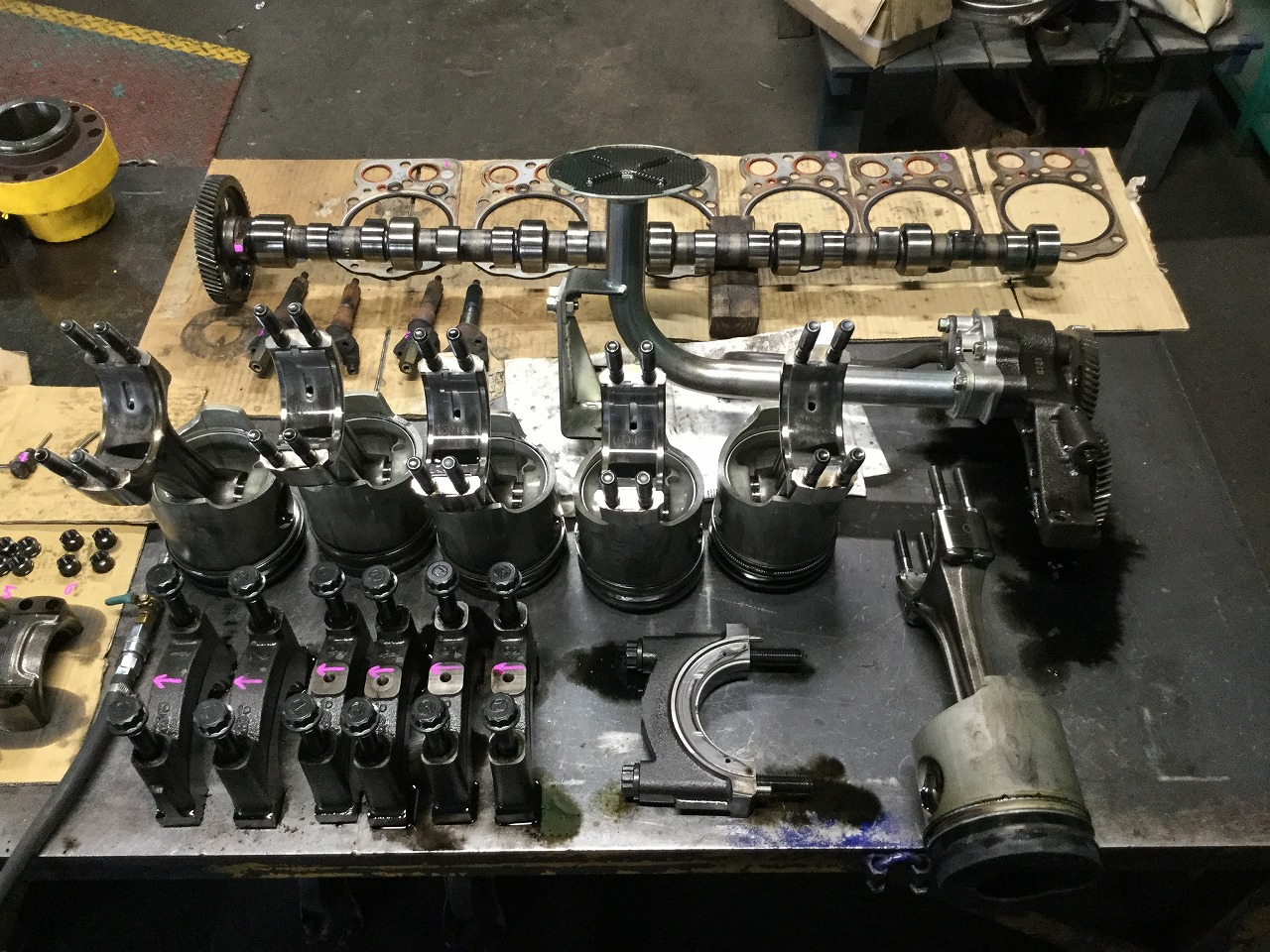 建機エンジンの分解ＯＨ作業