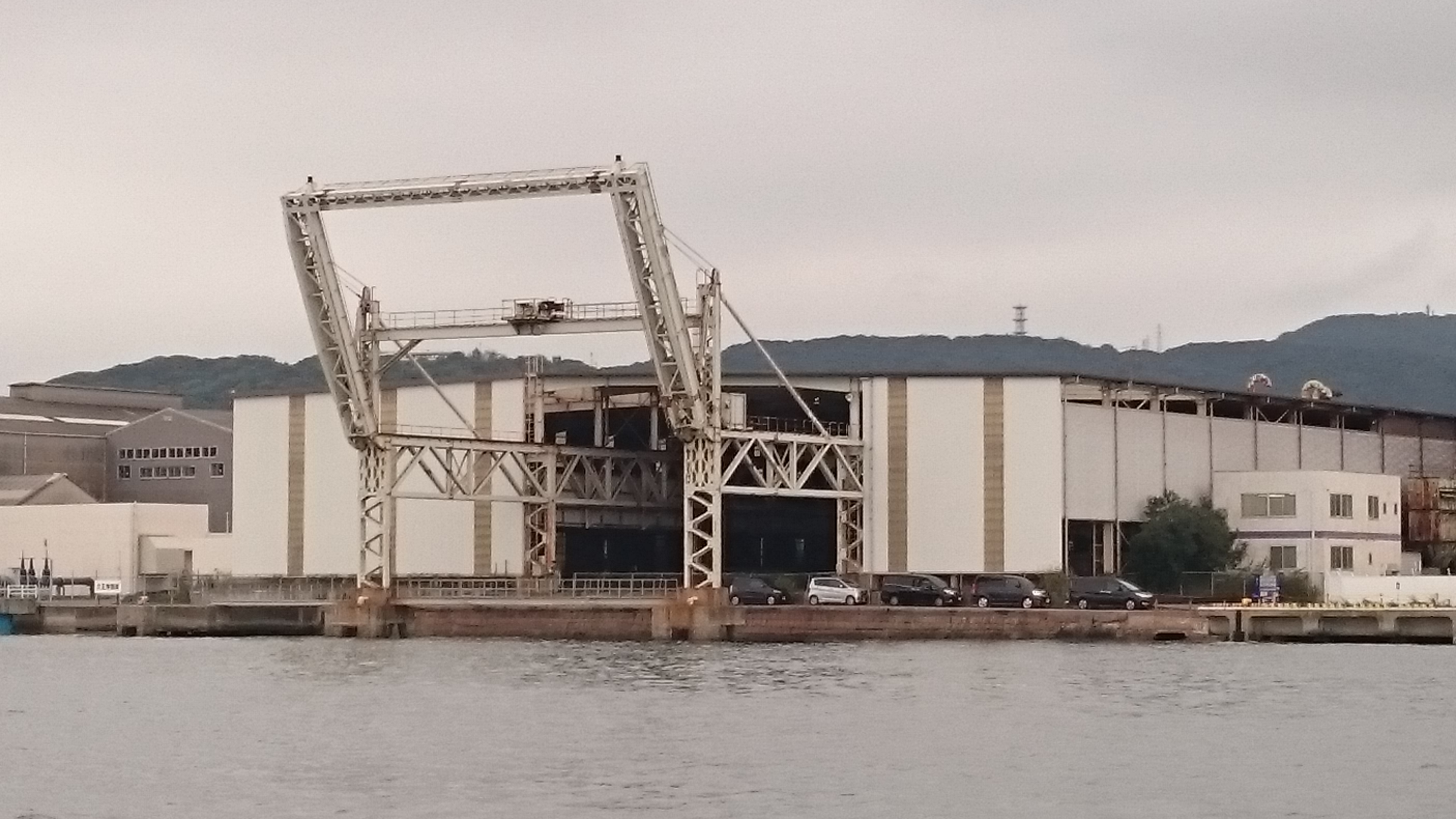 海からの工場全景