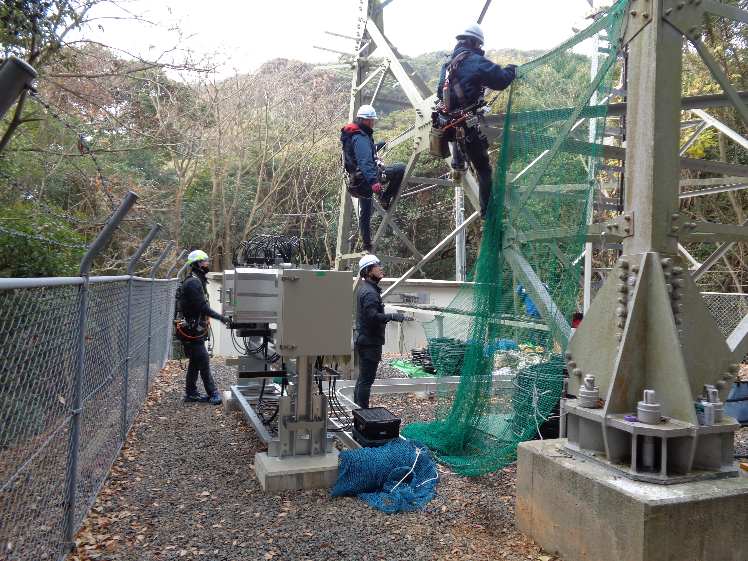 作業開始前に養生ネットを設置を行います。