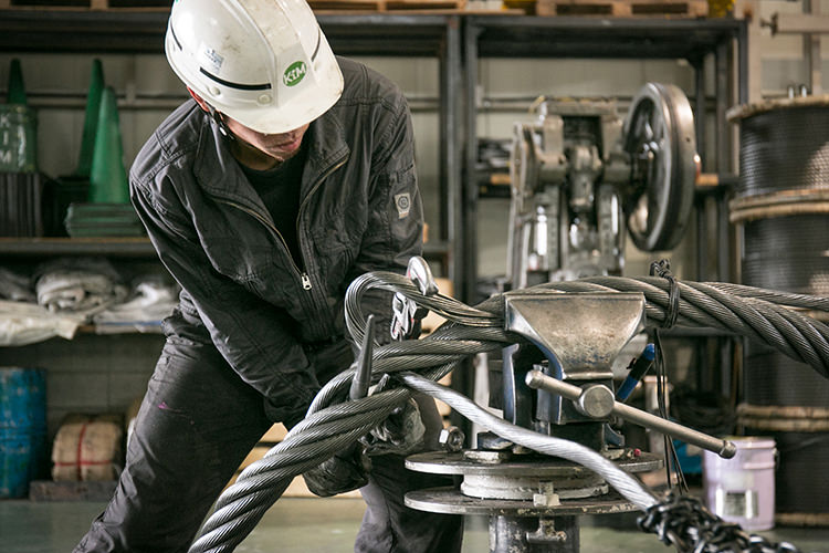 ワイヤロープ加工状況です。